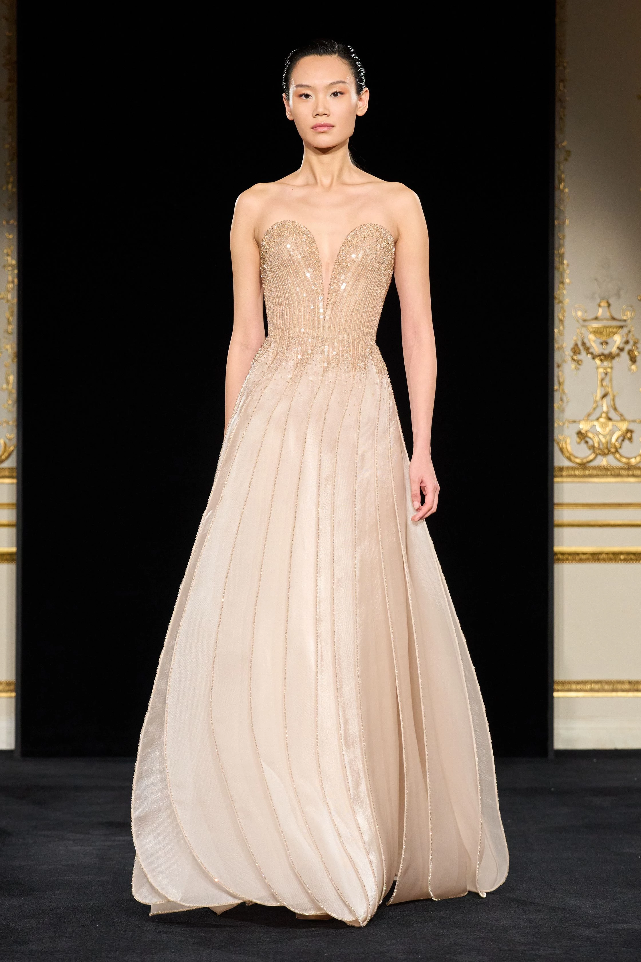 Свіжий погляд на Armani Privé: перша колекція Сільвани Армані.
15