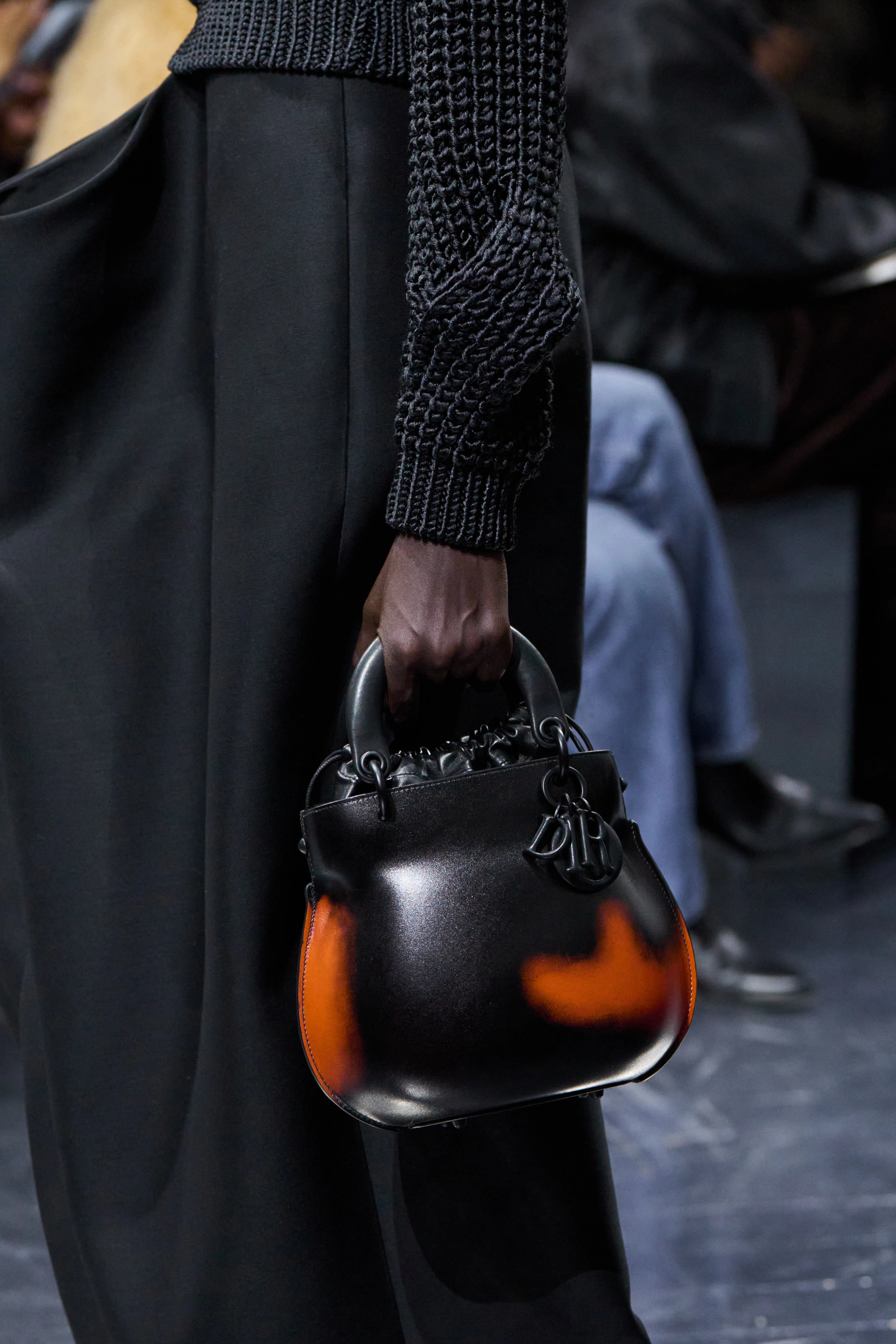 Dior відроджує тренд на химерні сумочки
4