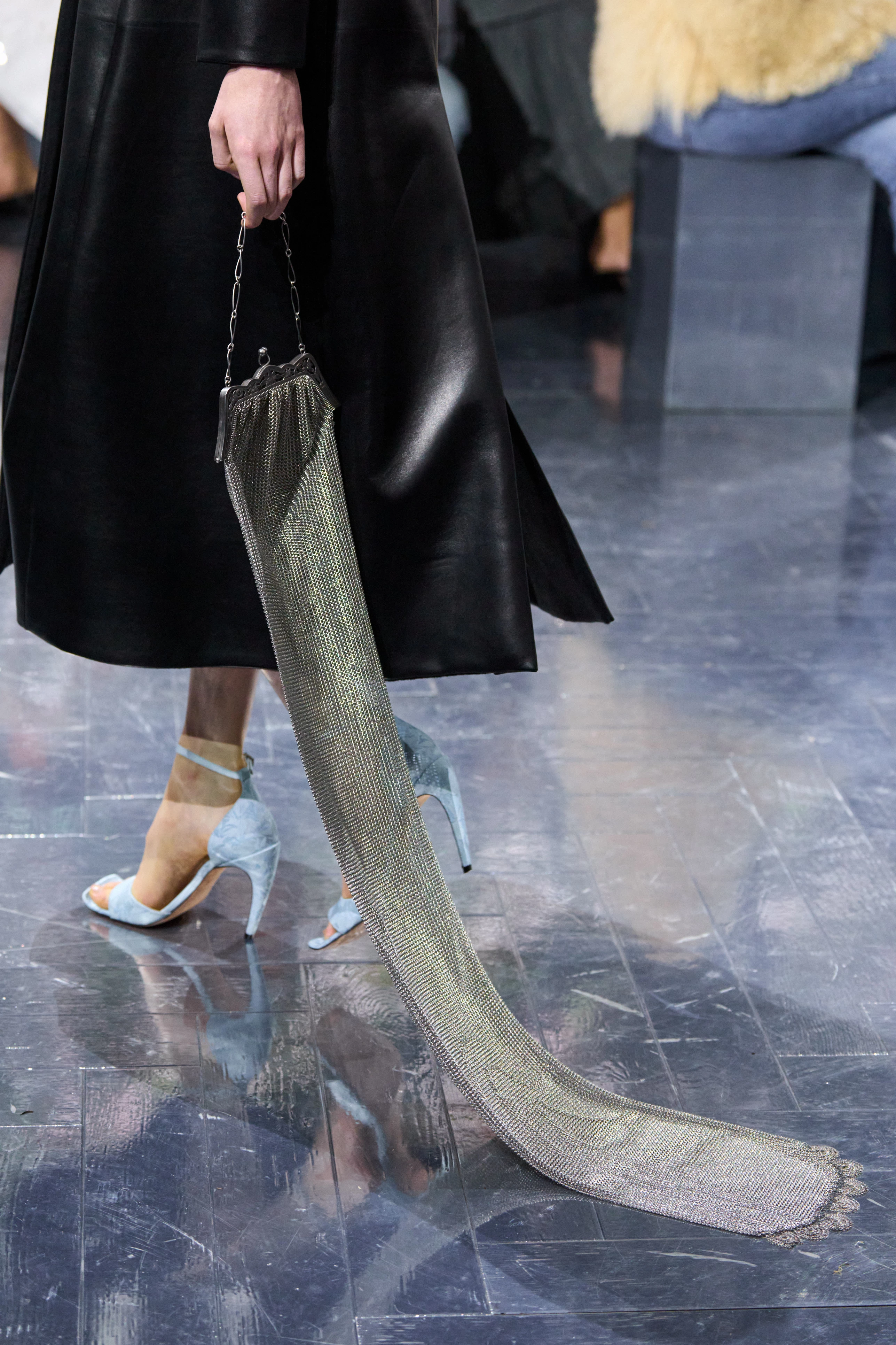 Dior відроджує тренд на химерні сумочки
22