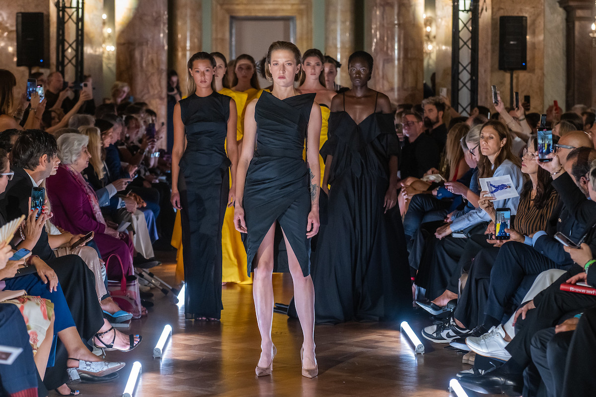 Лара Гесслер та моделі на подіумі показу MMC на East Bound у Римі.
