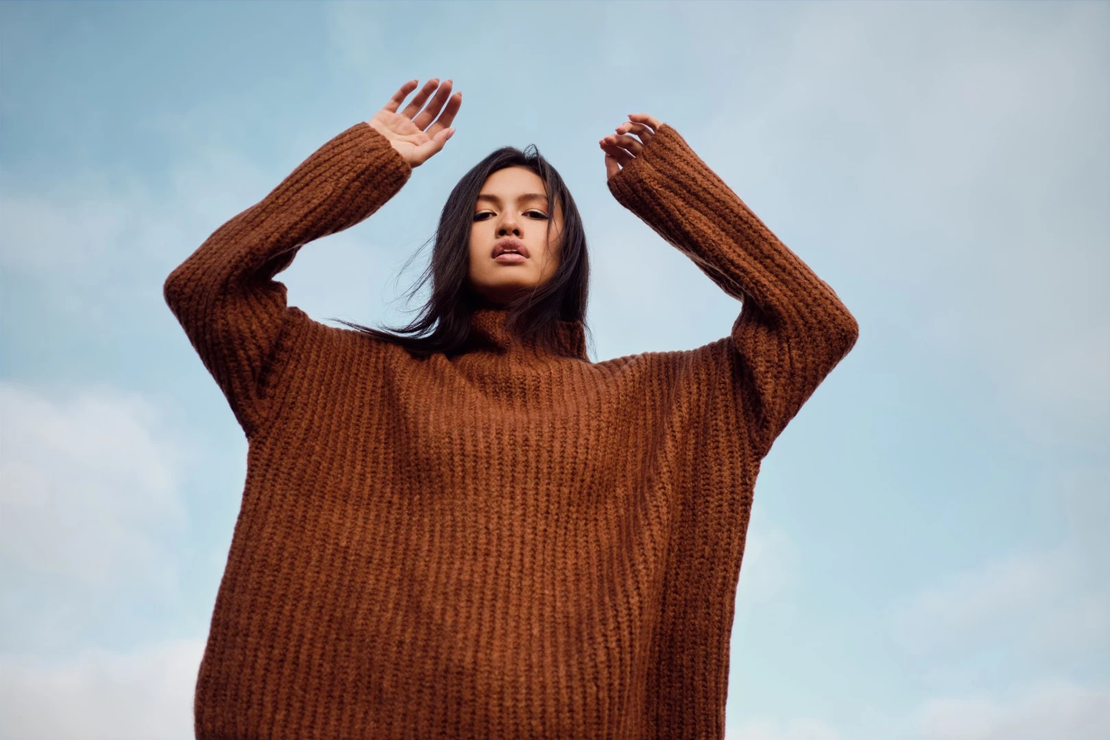 Об'ємні светри: модні способи носити трикотаж.
0