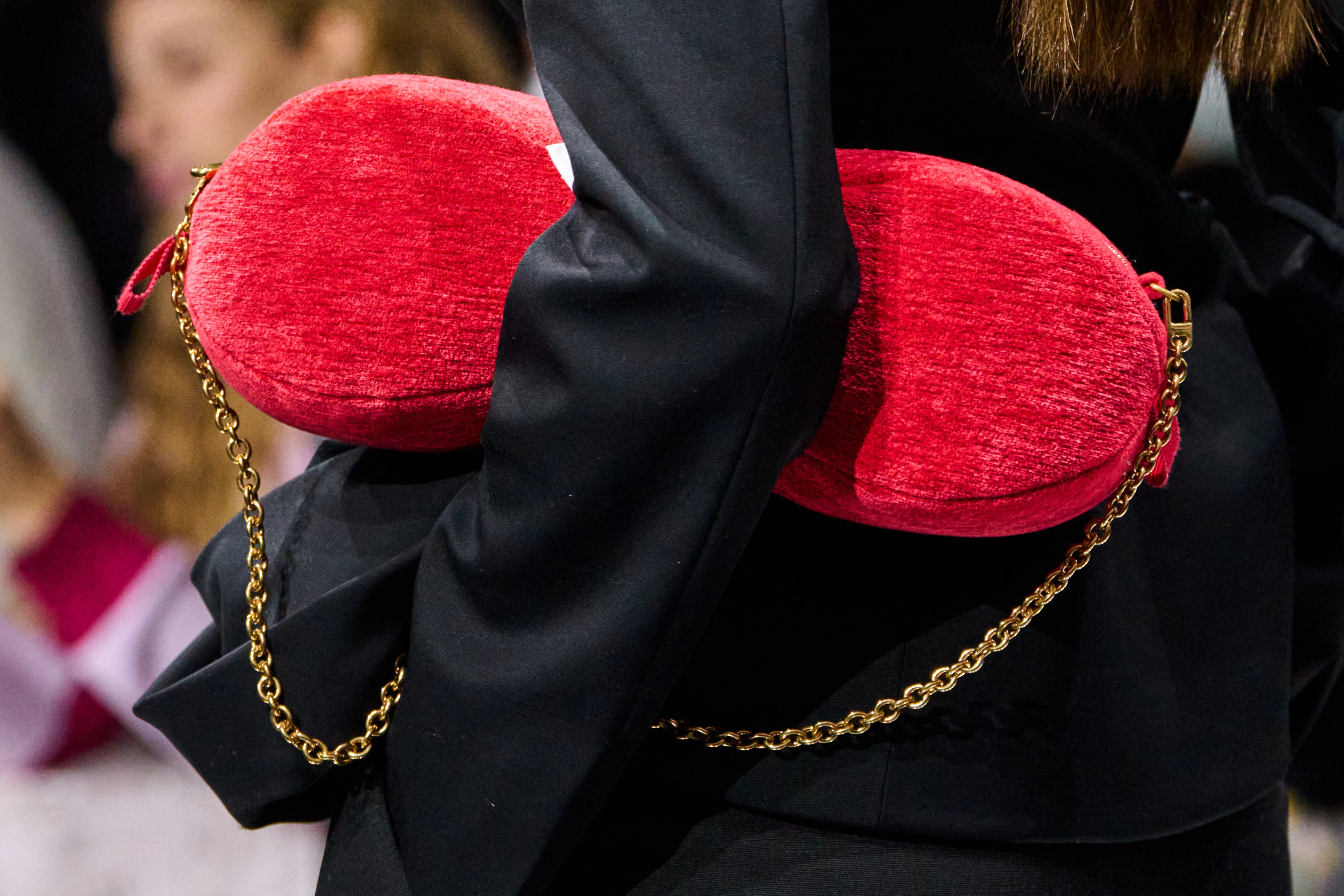 Dior відроджує тренд на химерні сумочки
9