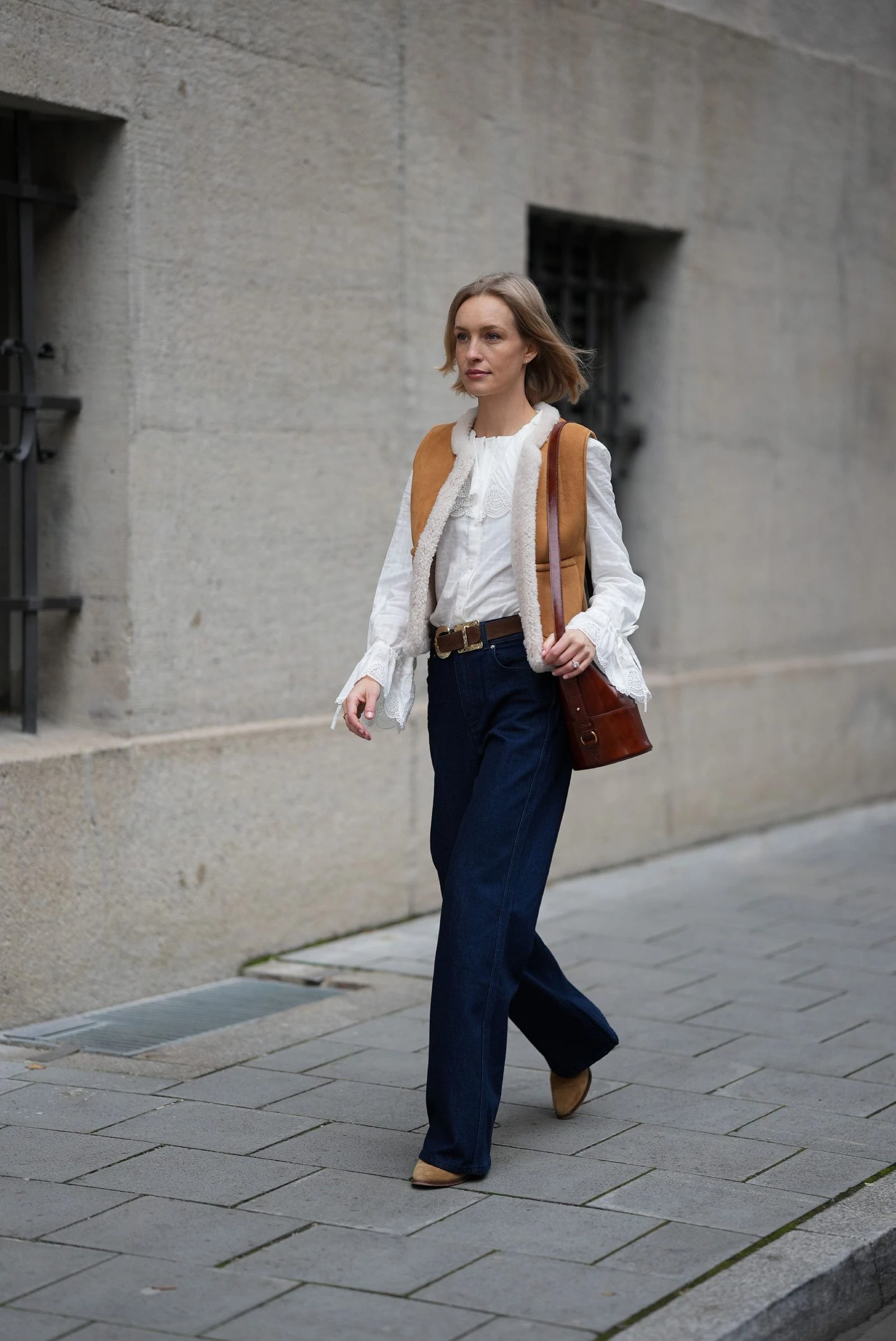 Бохо-шик на піку: ансамбль блуза-жилетка в стилі сімдесятих – топовий тандем весни 2026.
2