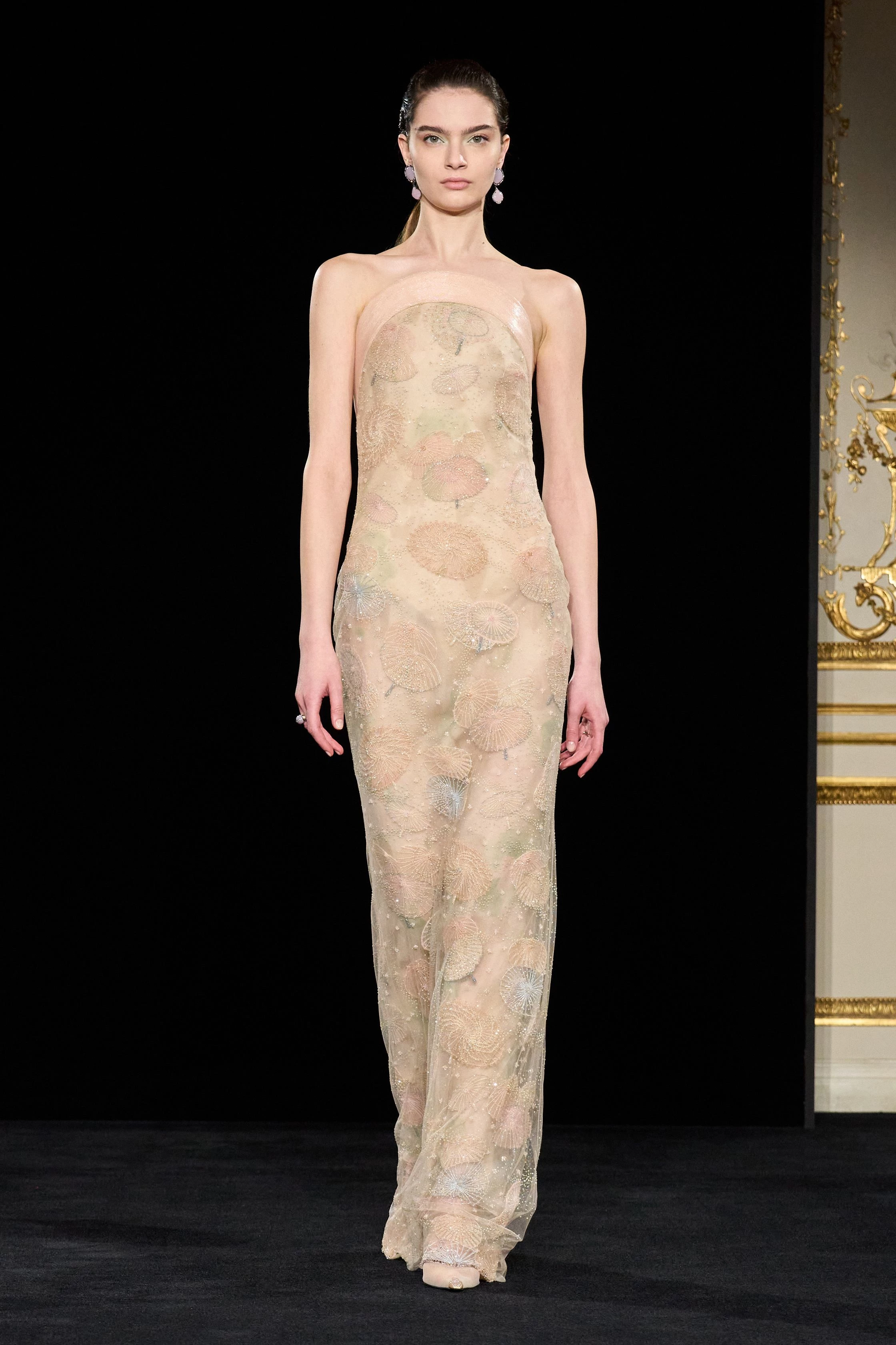 Свіжий погляд на Armani Privé: перша колекція Сільвани Армані.
8