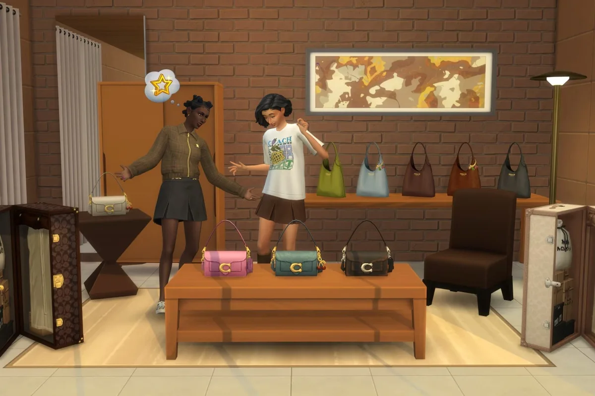 Coach x The Sims 4. Інтер'єр сучасного бутика в The Sims 4, де два Сіми розглядають аксесуари Coach. На передньому плані три сумочки з металевою