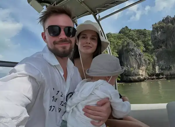 Олександр Петров відпочиває на яхті з дружиною та маленьким сином