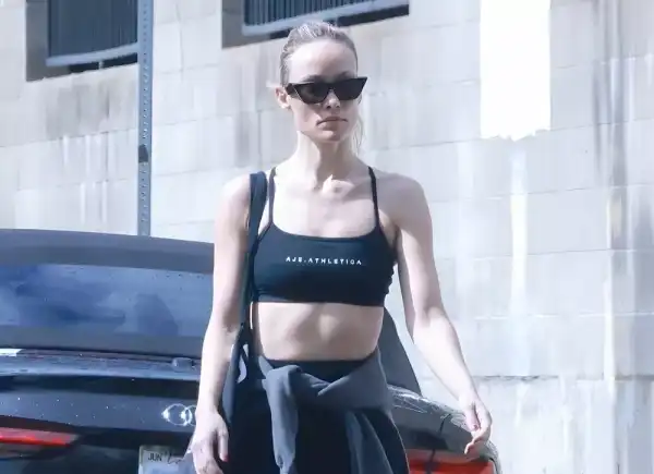 Олівія Уайлд показала ідеально струнку фігуру в комплекті для йоги, що облягає.