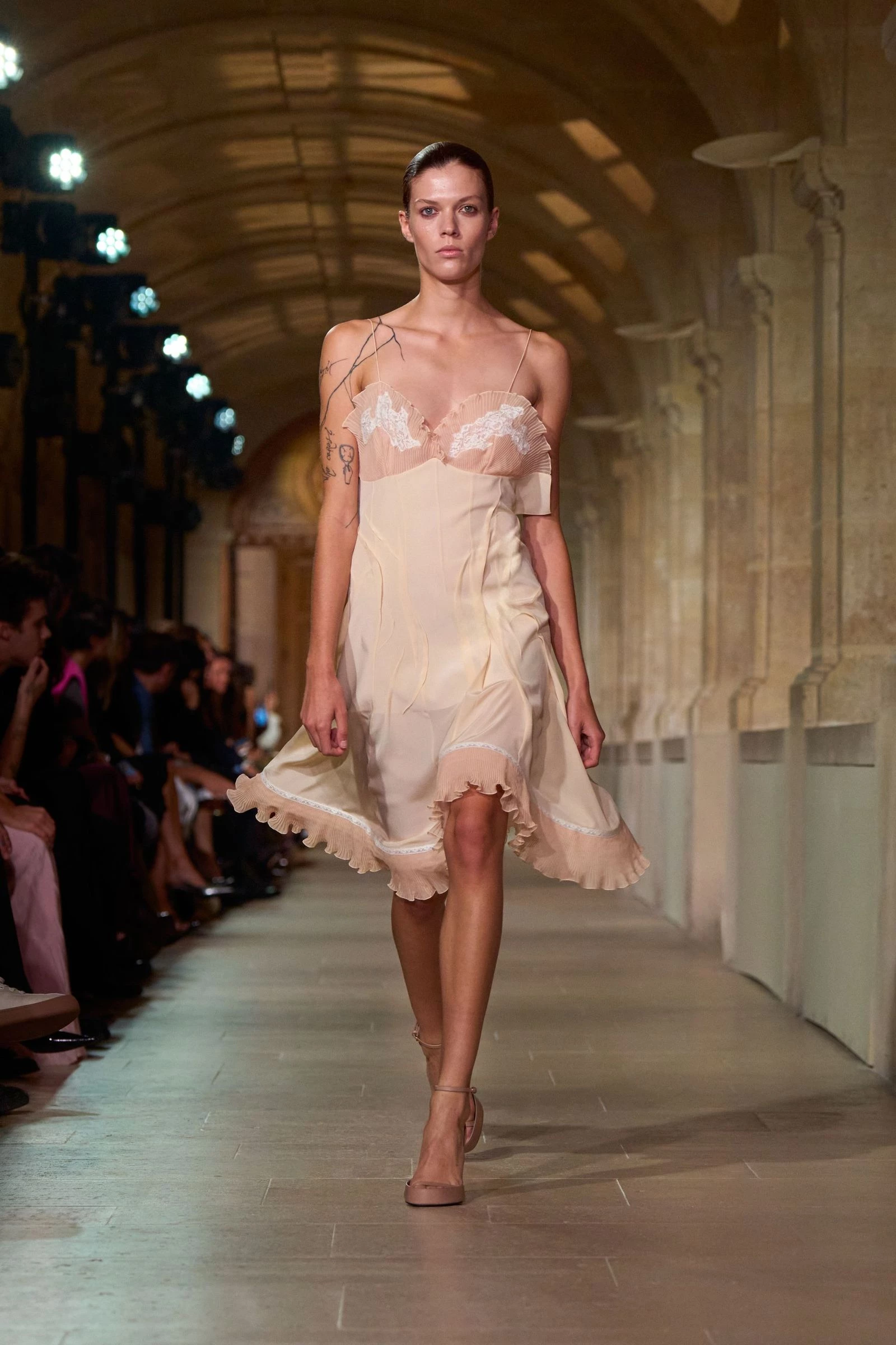 П’ять постільних тенденцій весни-літа 2026, що зачаровують «прозорим» шиком