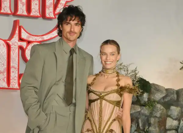 Джейкоб Елроді та Марго Роббі відтворили культову сцену з «Грозового перевалу» на&hellip;