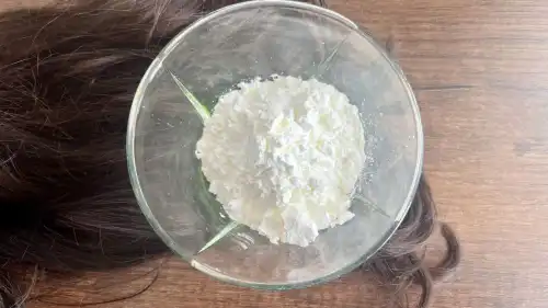 Крохмаль: економний варіант сухого шампуню за низькою ціною.