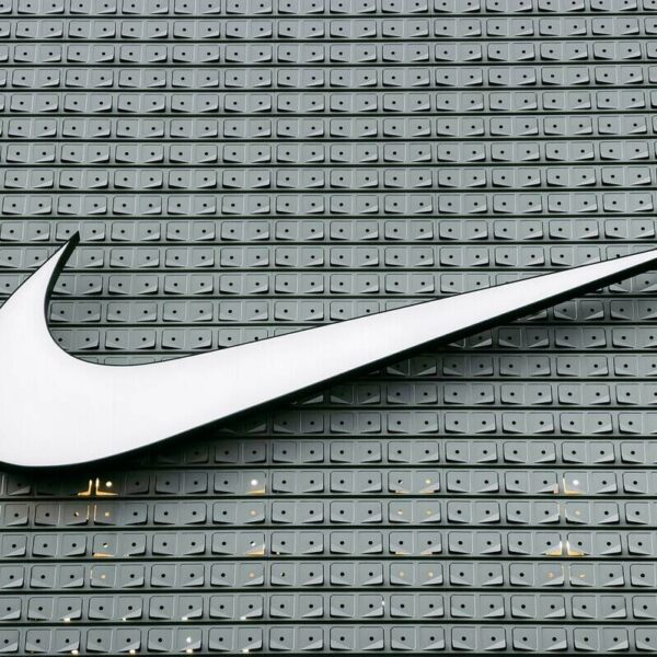 Рівність чи виключення? Спортивного гіганта звинувачують у дискримінації білих працівників.