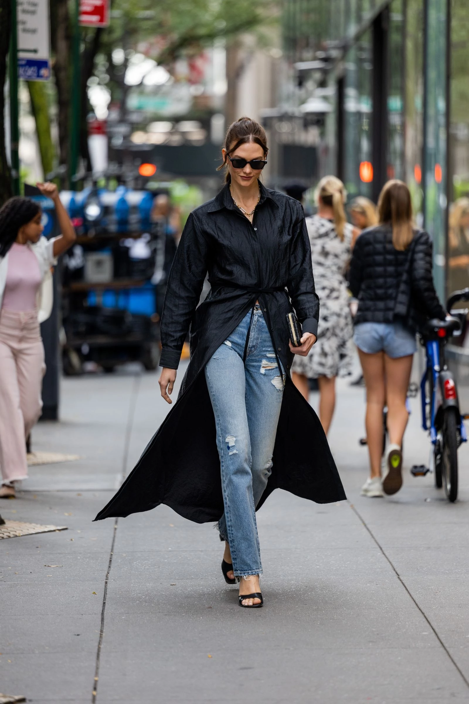 Сорочка-сукня та вузькі джинси: головний тренд 20261