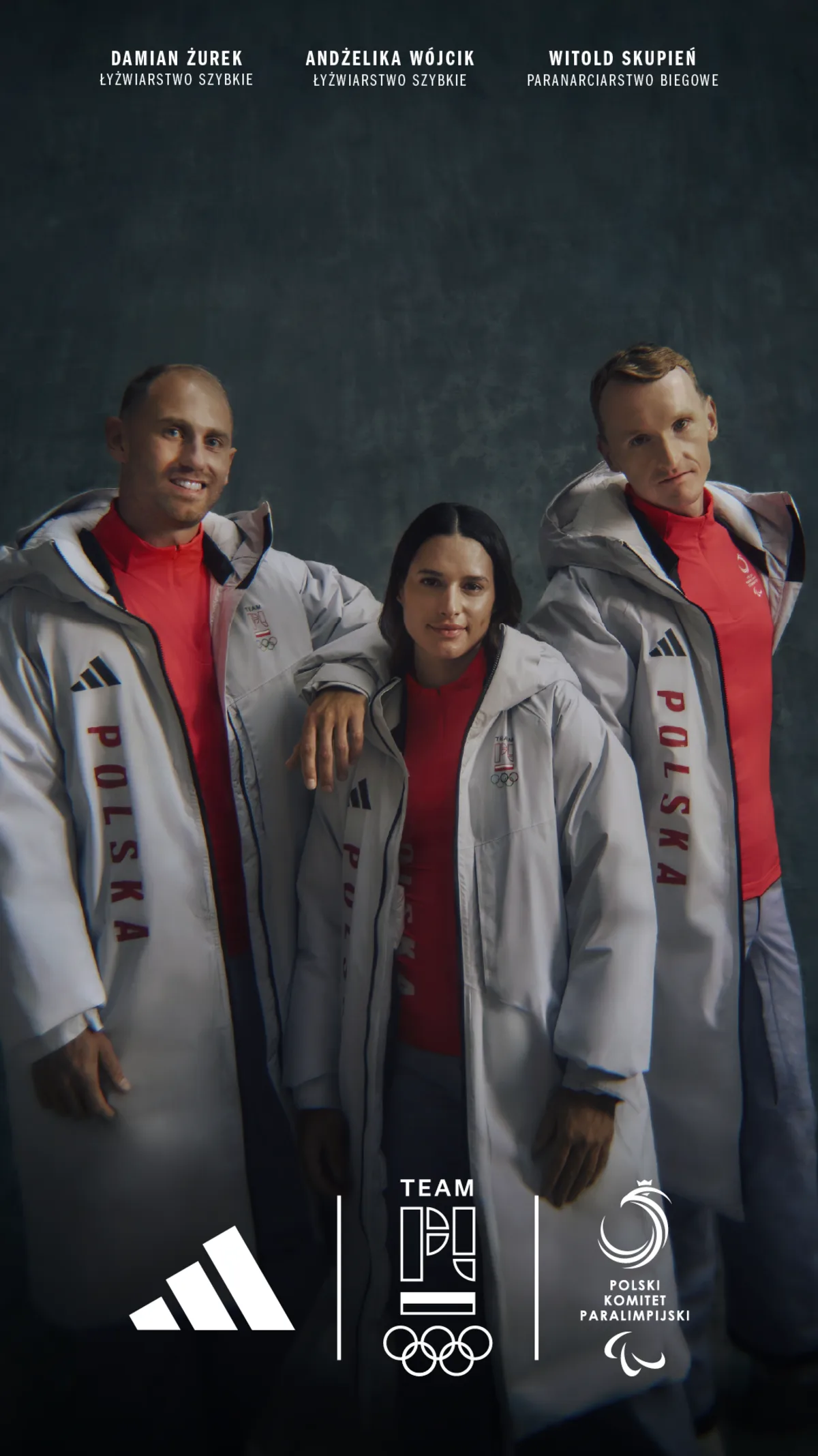 Форму польської команди на зимових Олімпійських іграх 2026 року представили троє спортсменів у довгих яскравих куртках з червоними акцентами та написом