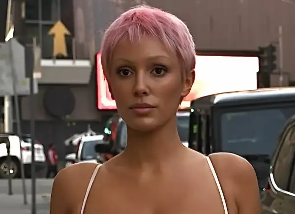 Б'янка Ценсорі, яка змінила зачіску, розгулює по центру Лос-Анджелеса в бюстгальтері.