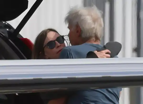 Папараці: 83-річний Харрісон Форд із дружиною пристрасно цілуються біля трапа літака