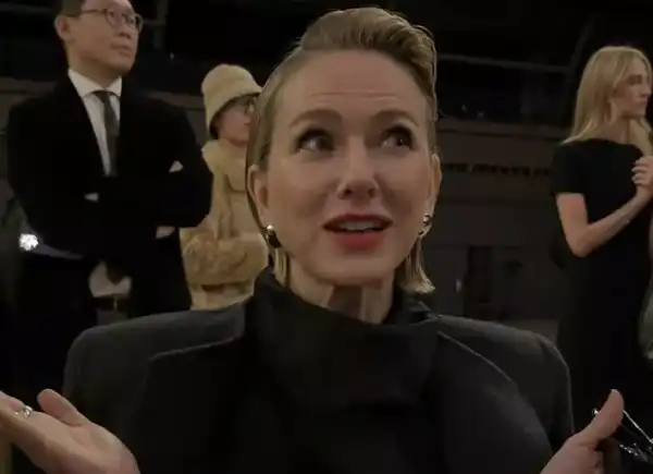 Незграбний момент: Наомі Воттс оголила груди на показі Тижня моди в Нью-Йорку