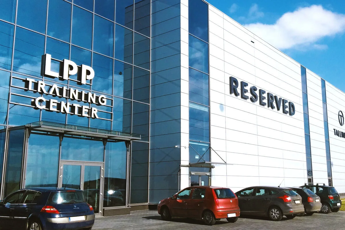 Скільки коштує генеральний директор LPP? Оцінка генеральних директорів на польській фондовій біржі. Штаб-квартира LPP у Прущі Гданському – будівля навчального центру з логотипом Reserved, що належить групі одягу LPP.