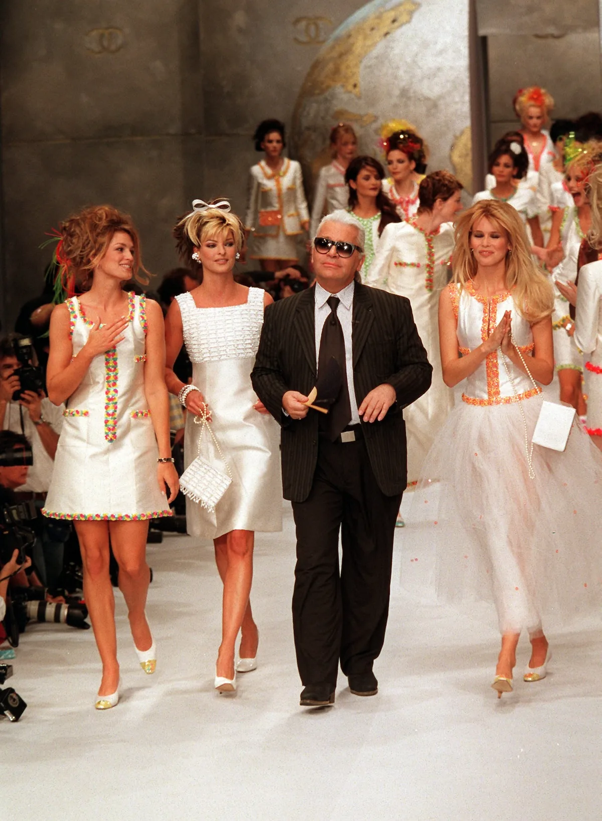Карл Лагерфельд з моделями після показу Chanel Cruise 2005