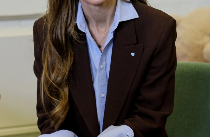 Княгиня Уельська змінила прихильність до класичних човників на актуальне взуття.