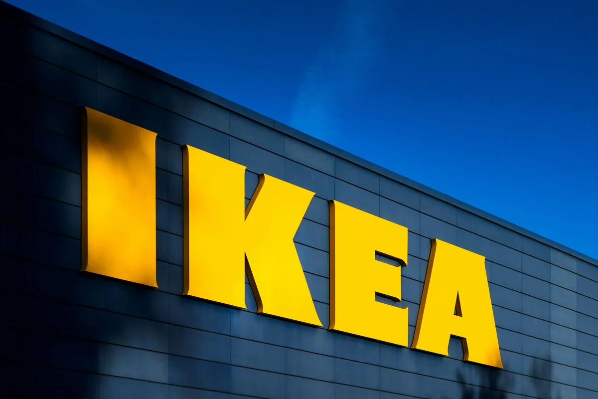 IKEA та Decathlon під одним дахом. Перший такий магазин в історії. Жовтий, підсвічений