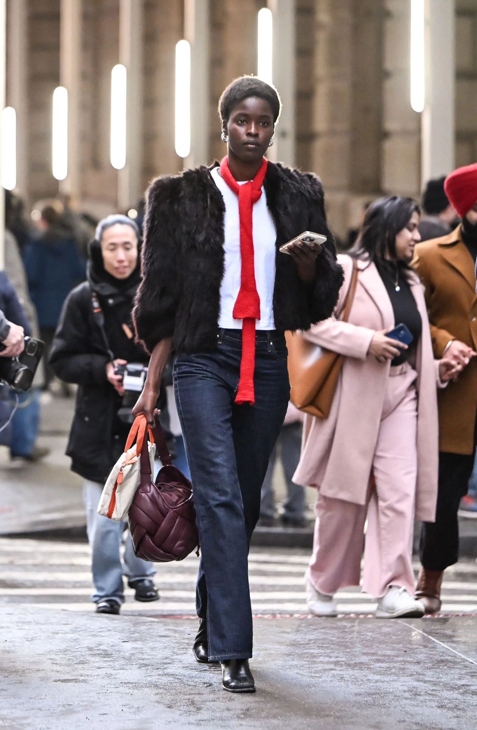 Вузькі джинси та чоботи в стилі дев'яностих: вічний весняний тандем
4