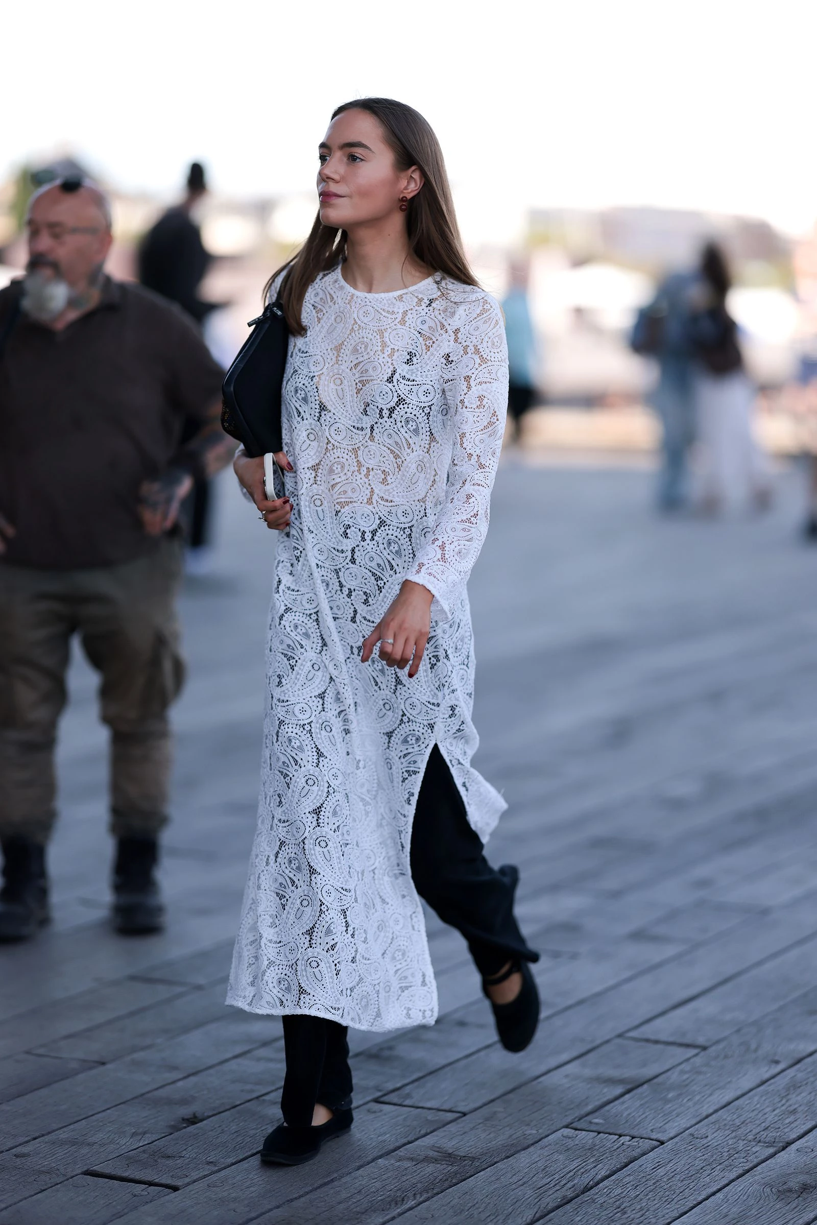 Сорочка-сукня та вузькі джинси: головний тренд 20262