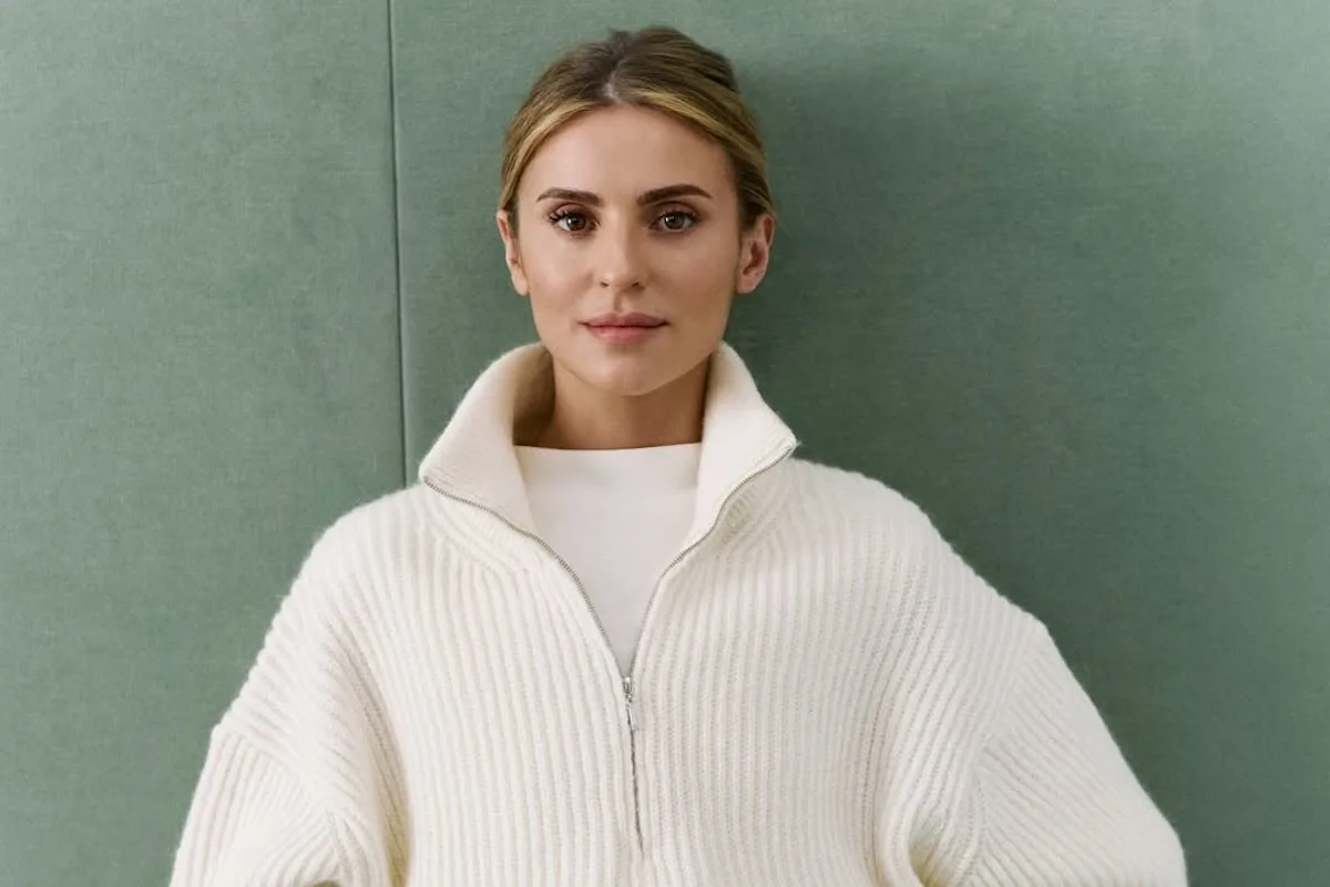 Кася Туск ліквідує бренд MLE. Чи це кінець бренду одягу? На фото зображено кампанію MLE, де Кася Туск зображена у білому светрі та топі, волосся зав'язане назад.