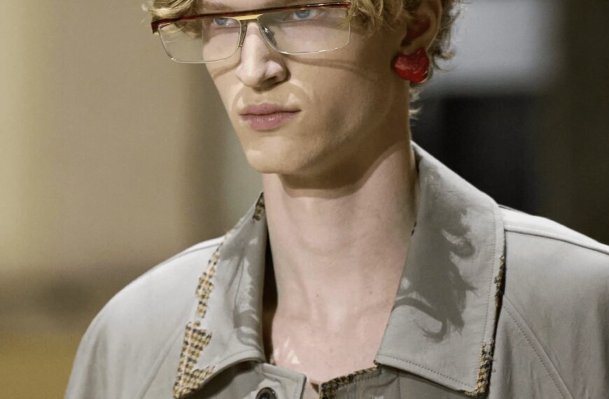 Поношений і цвілий одяг: вада як свіжа розкіш.