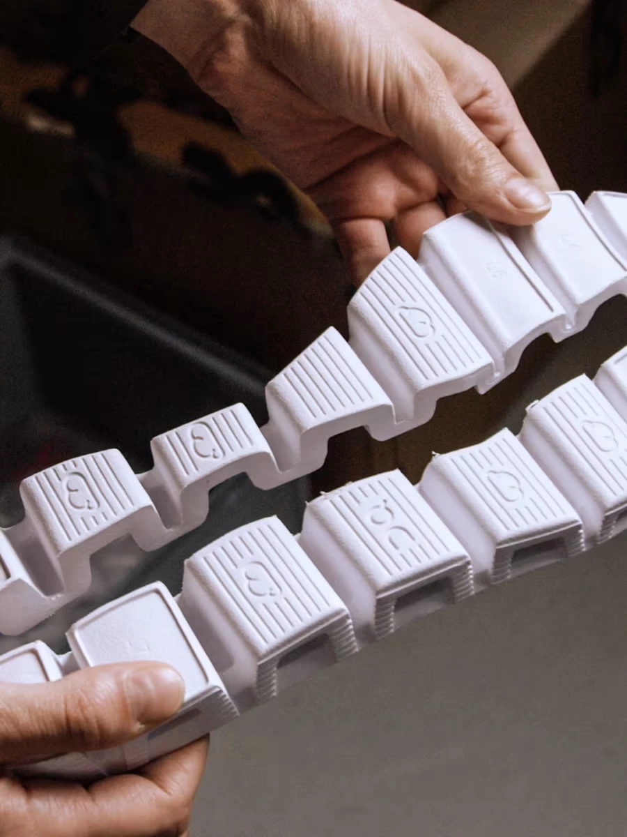 Чому всі так фанатіють від кедів ON?
2