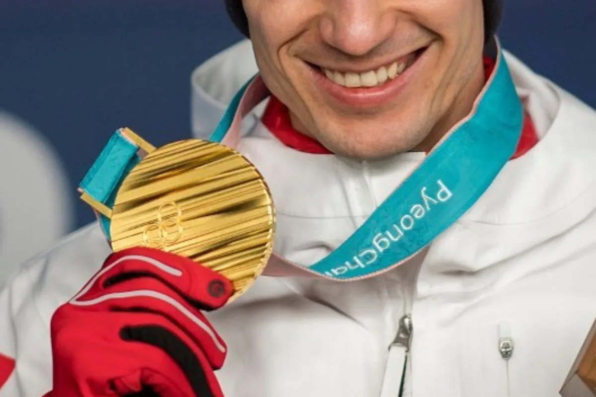 Усміхнений Каміл Стох у кепці з написом