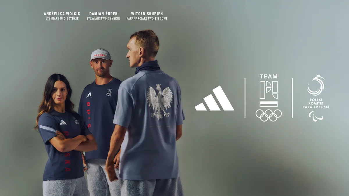 Як виглядатиме польська команда на зимових Олімпійських іграх 2026 року? Форма команди, розроблена для Олімпійського селища, виконана у стриманих спортивних кольорах. На фото зображено трьох спортсменів у темно-синіх футболках Adidas з червоним...