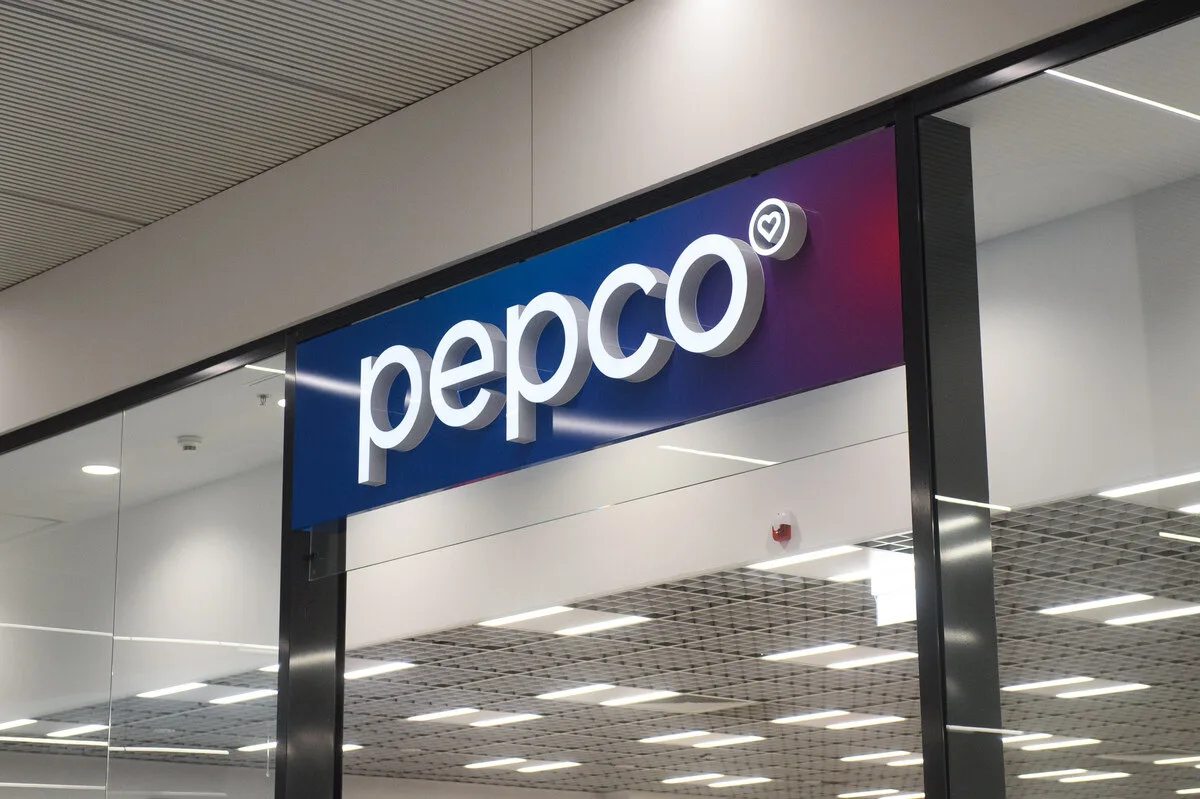 Логотип Pepco над входом до магазину канцтоварів.