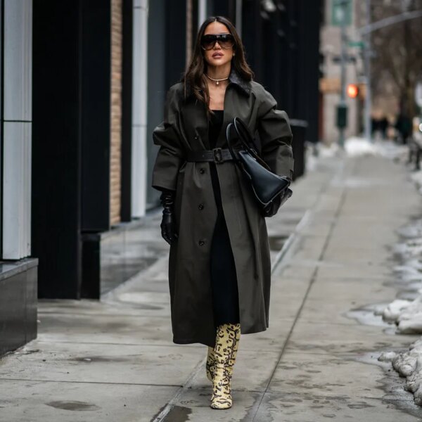 Вони видають себе за Польський Червоний Хрест і збирають одяг.…