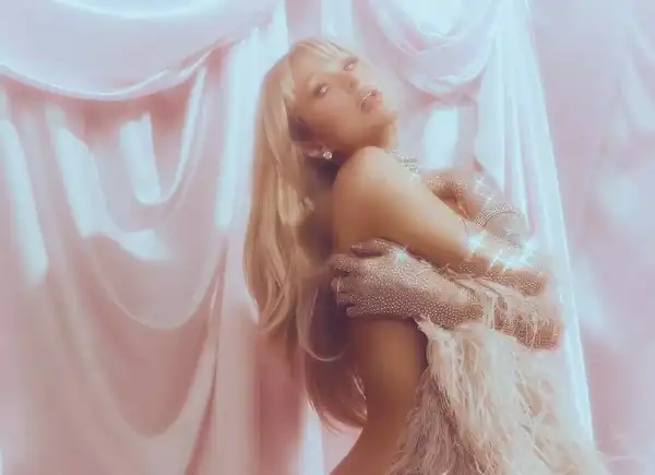 Періс Хілтон відзначила 45-річчя відвертими фото