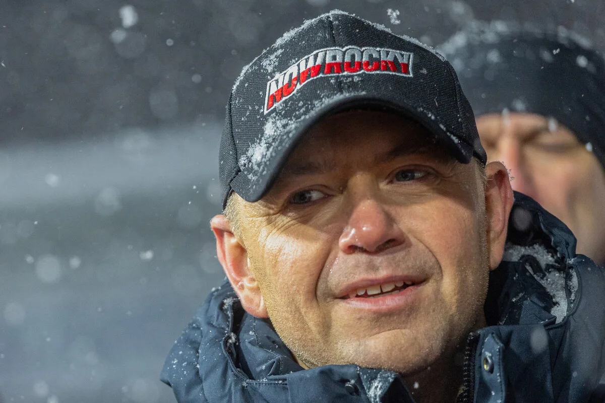 Торгова марка поліції Наврокі. Президент Кароль Навроцький у кепці з логотипом Наврокі під час відвідування спортивного заходу.