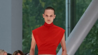 Забудьте про звичайну білу футболку: 9 стильних замінників цієї весни