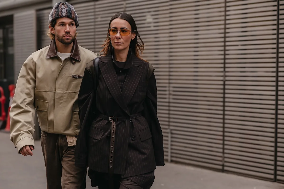 Вуличний стиль: жінки та чоловіки у стриманих, багатошарових міських стилях, натхненних сучасною модою та сталим дизайном