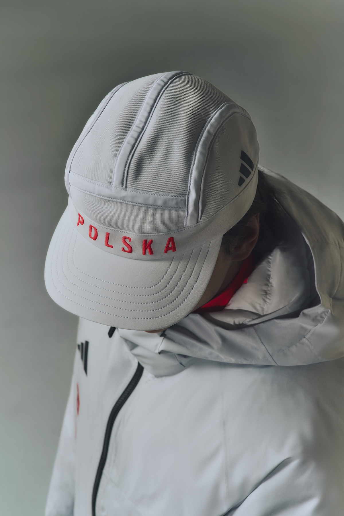 Детально показано форму польської збірної на зимових Олімпійських іграх 2026 року – яскрава кепка з червоним