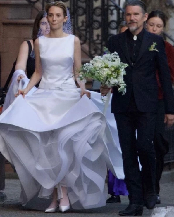 Мая Гоук, спадкоємиця Уми Турман та Ітана Гоука, одружилася.
4