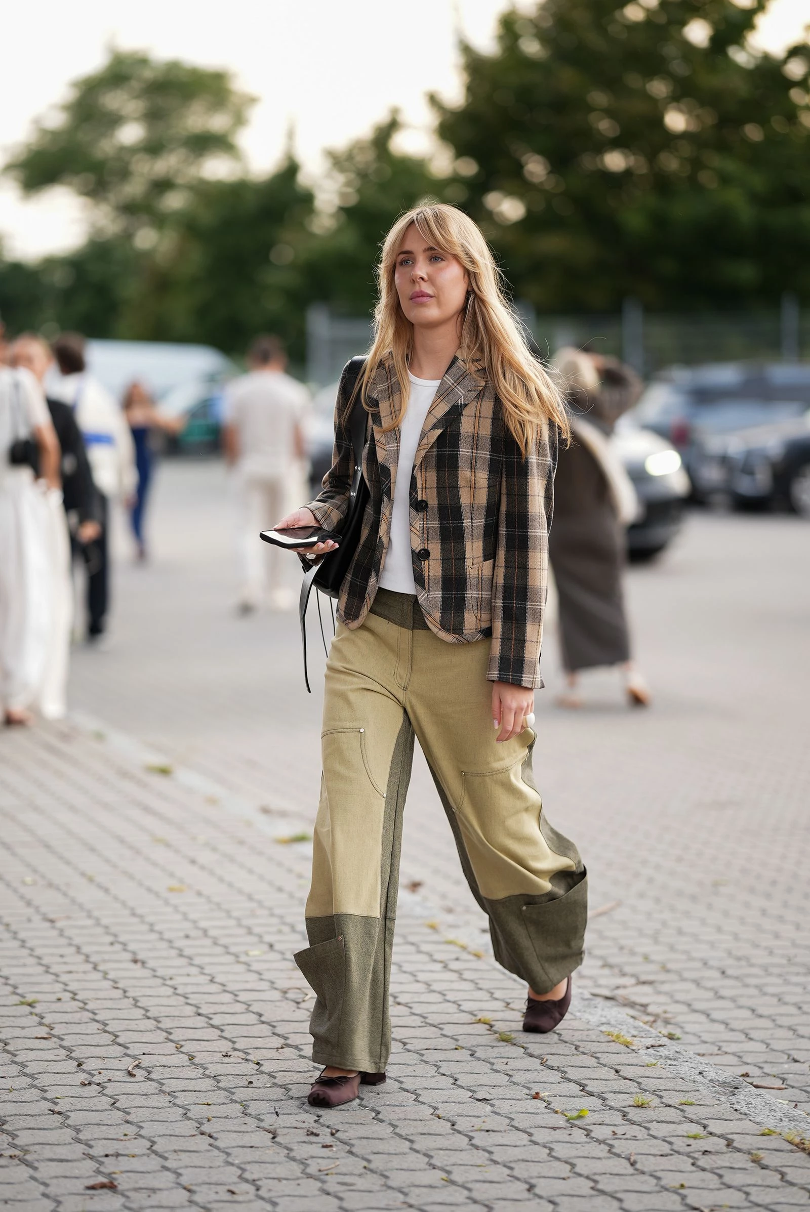 Карго знову в тренді: стильні образи з утилітарними штанами у 2026.
3