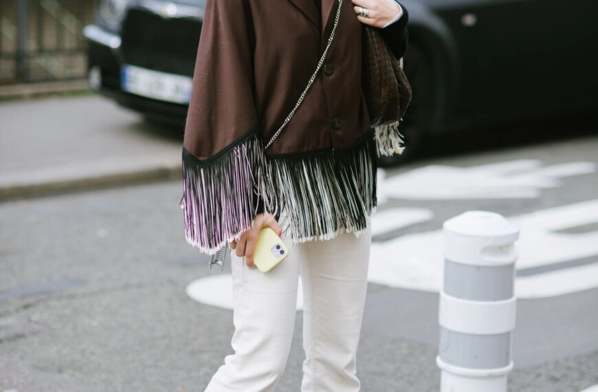 Висока талія на джинсах знову популярна: пояснення всезагальної любові