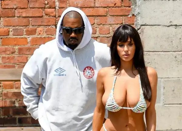 Б'янка Ценсорі висловилася про відверте вбрання, яке їй підбирає Каньє&hellip;