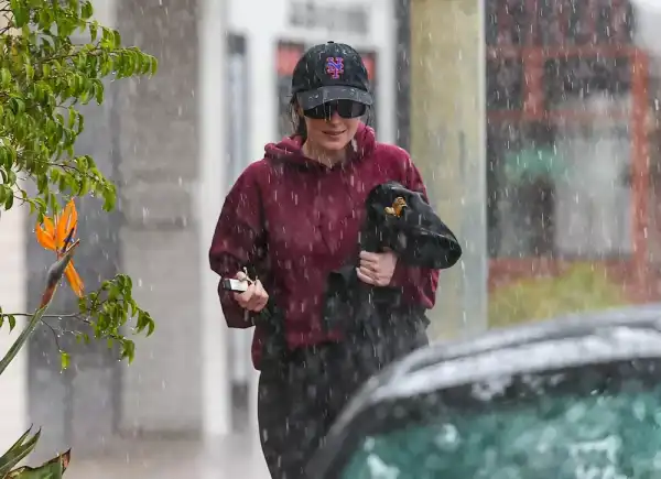 Дакота Джонсон повертається з тренування під зливою