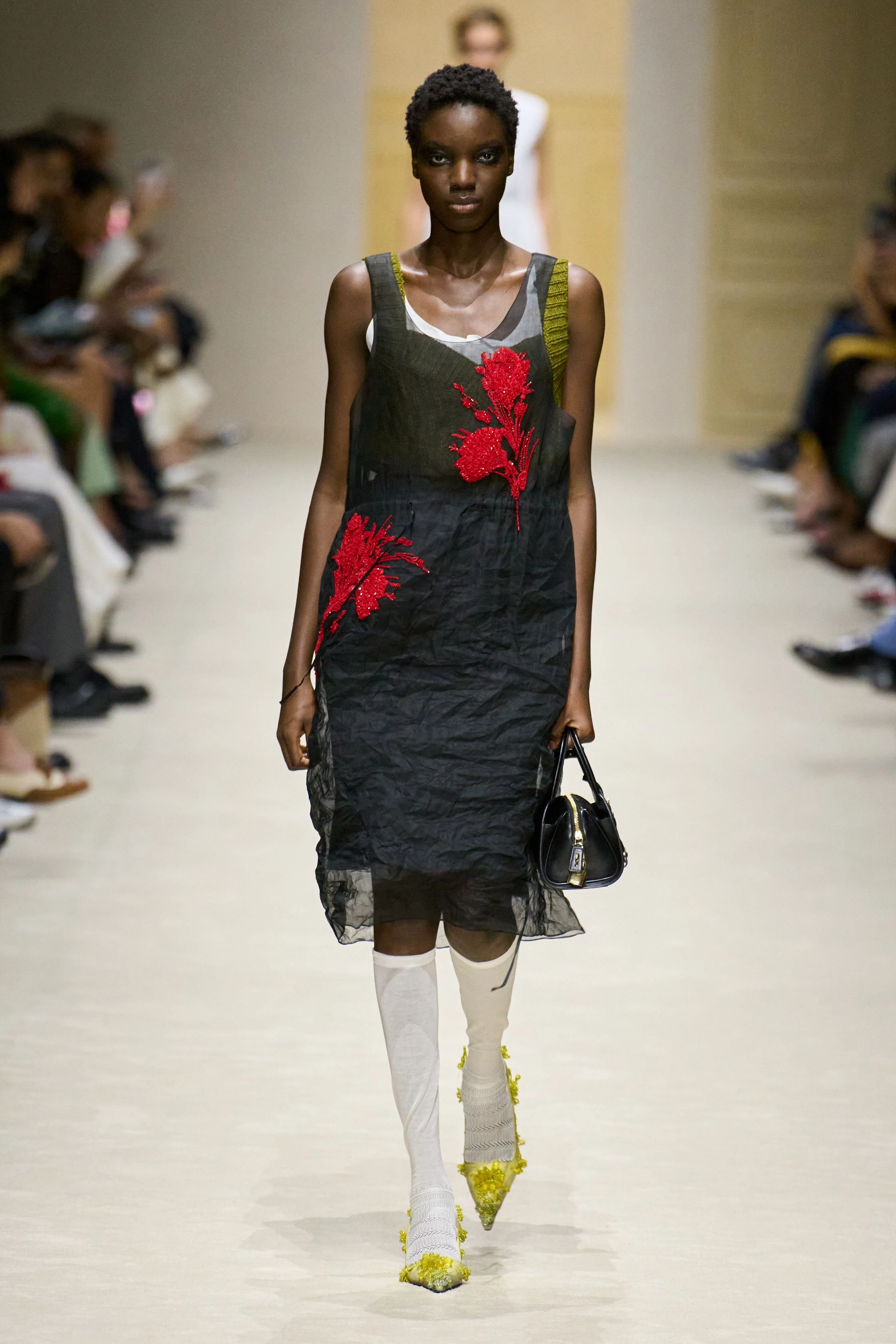 Prada: осінньо-зимова колекція 2026/2027 – 15 манекенниць, 60 луків і багатошаровість.
17