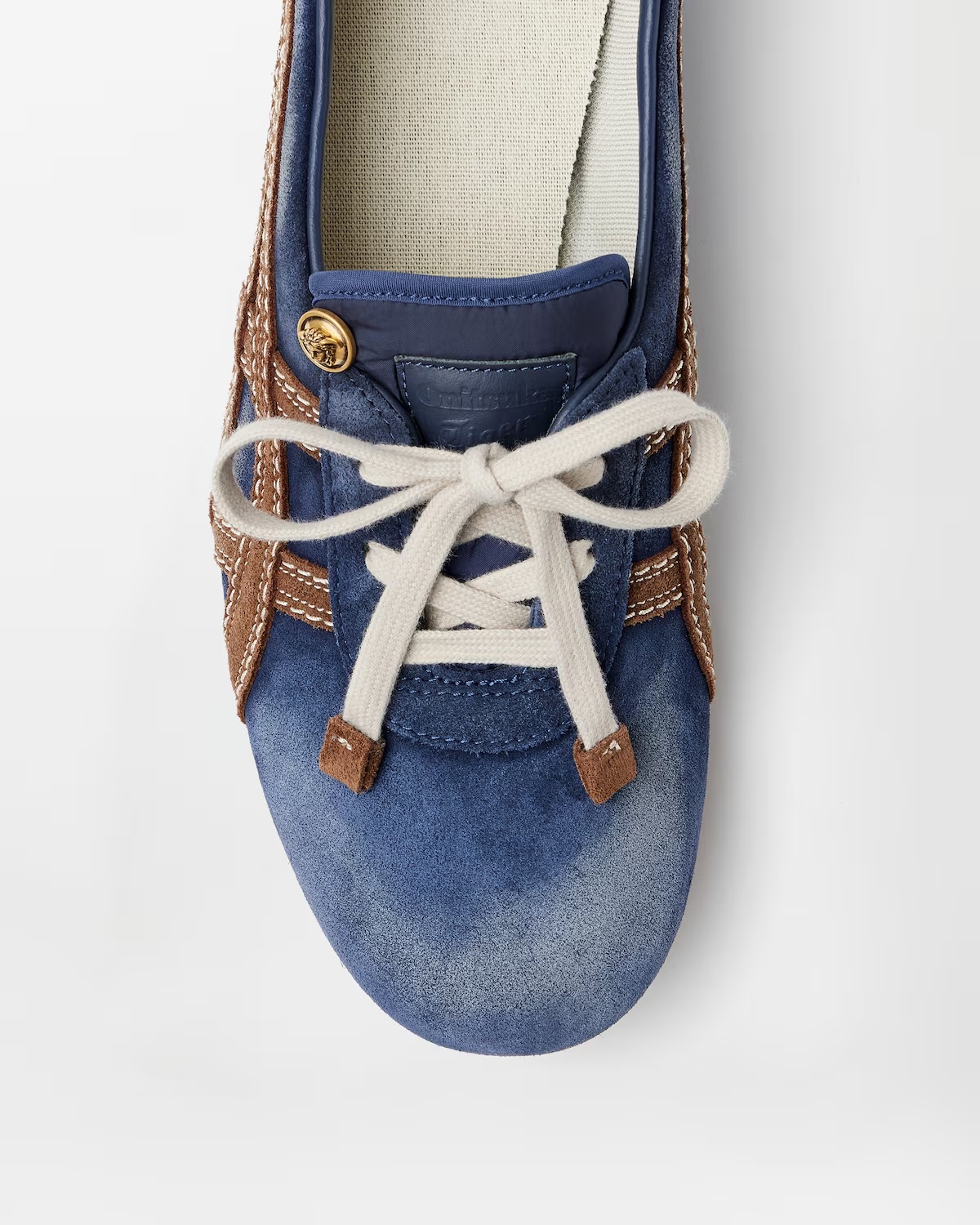 Синя версія TAI-CHI Sakura з м’якої замші зі світлими шнурками. Фірмові смужки Onitsuka Tiger та золоті деталі Versace додають унікальності.