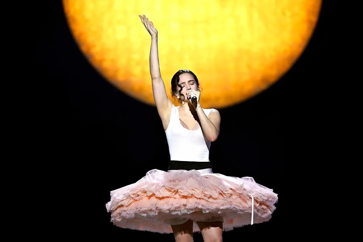 Вбрання Розалії, що викликають фурор: найбільш вражаючі луки з її всесвітнього LUX туру.
1