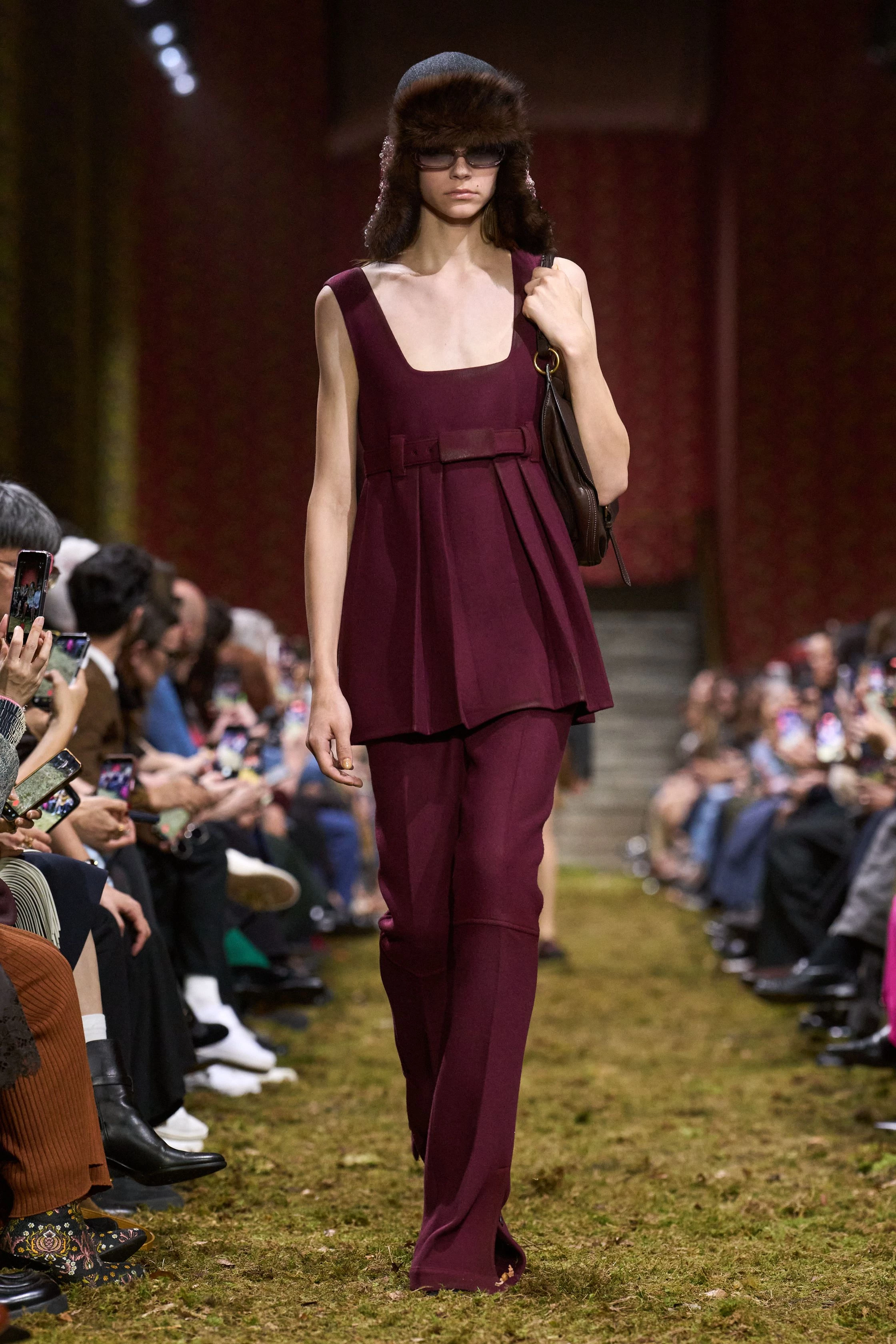 Miu Miu, осінь-зима 2026/2027: свіжа збірка, мінімалістський погляд Міуччі Прада.
1