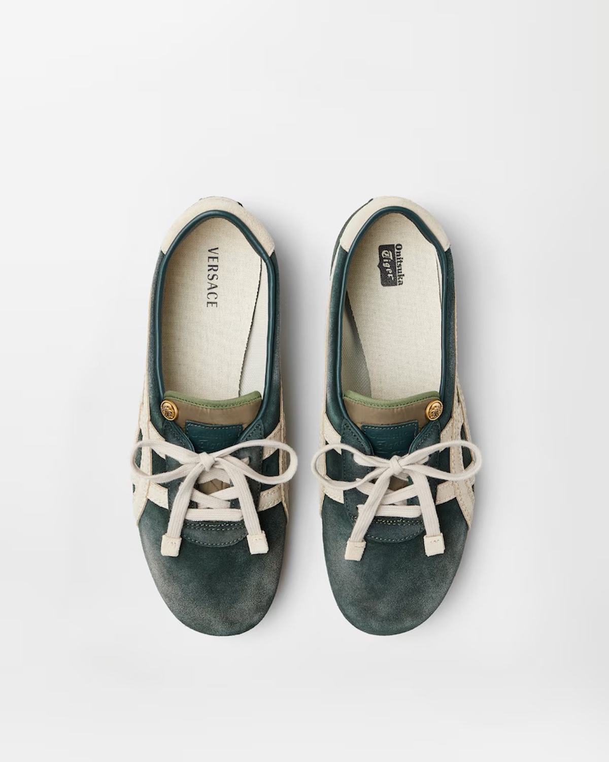 Зелені замшеві кросівки з колекції Onitsuka Tiger x Versace вирізняються вінтажним стилем. Приглушені кольори та потерте покриття підкреслюють натхнення класичними спортивними моделями.