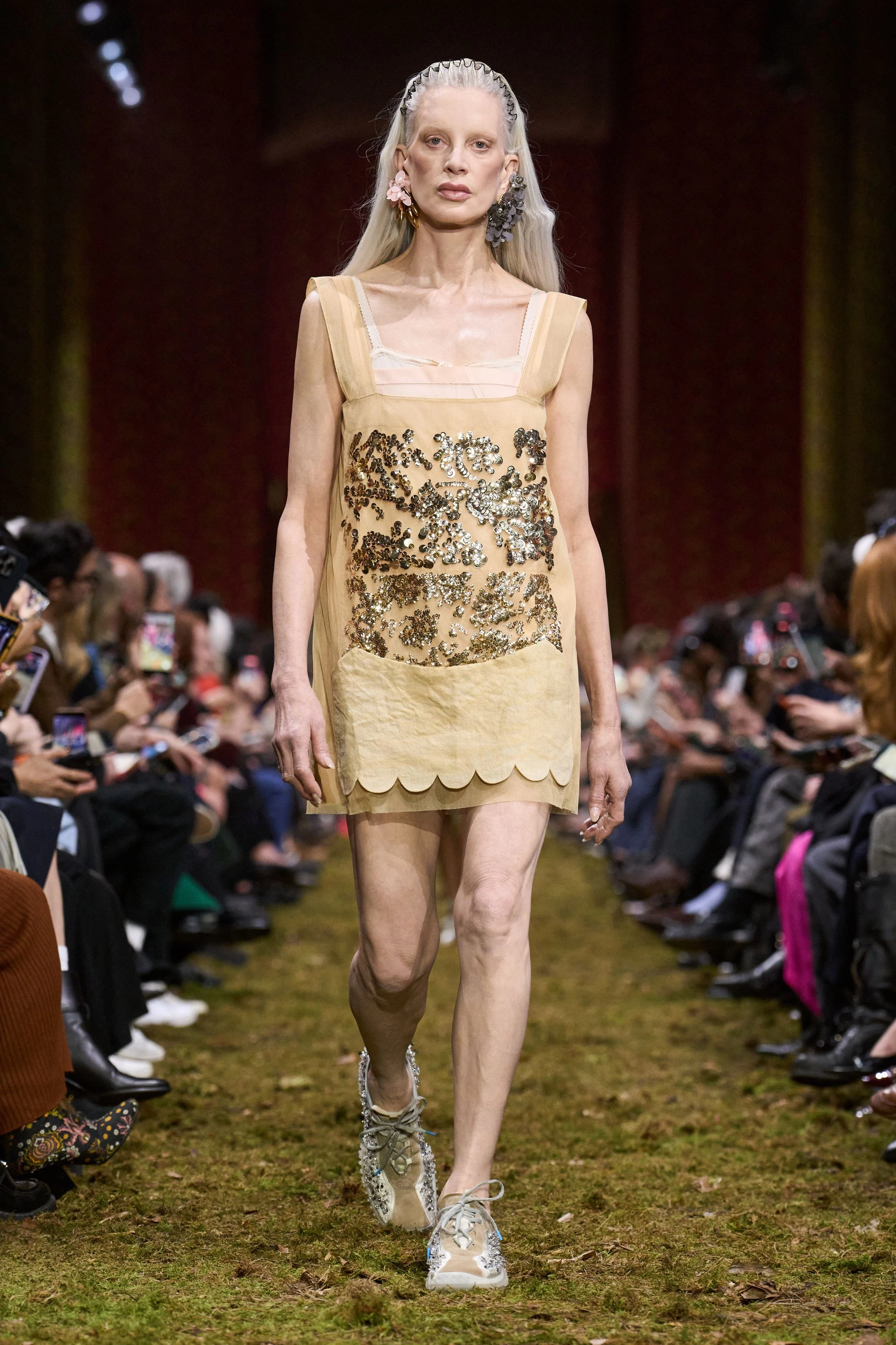 Miu Miu, осінь-зима 2026/2027: свіжа збірка, мінімалістський погляд Міуччі Прада.
16