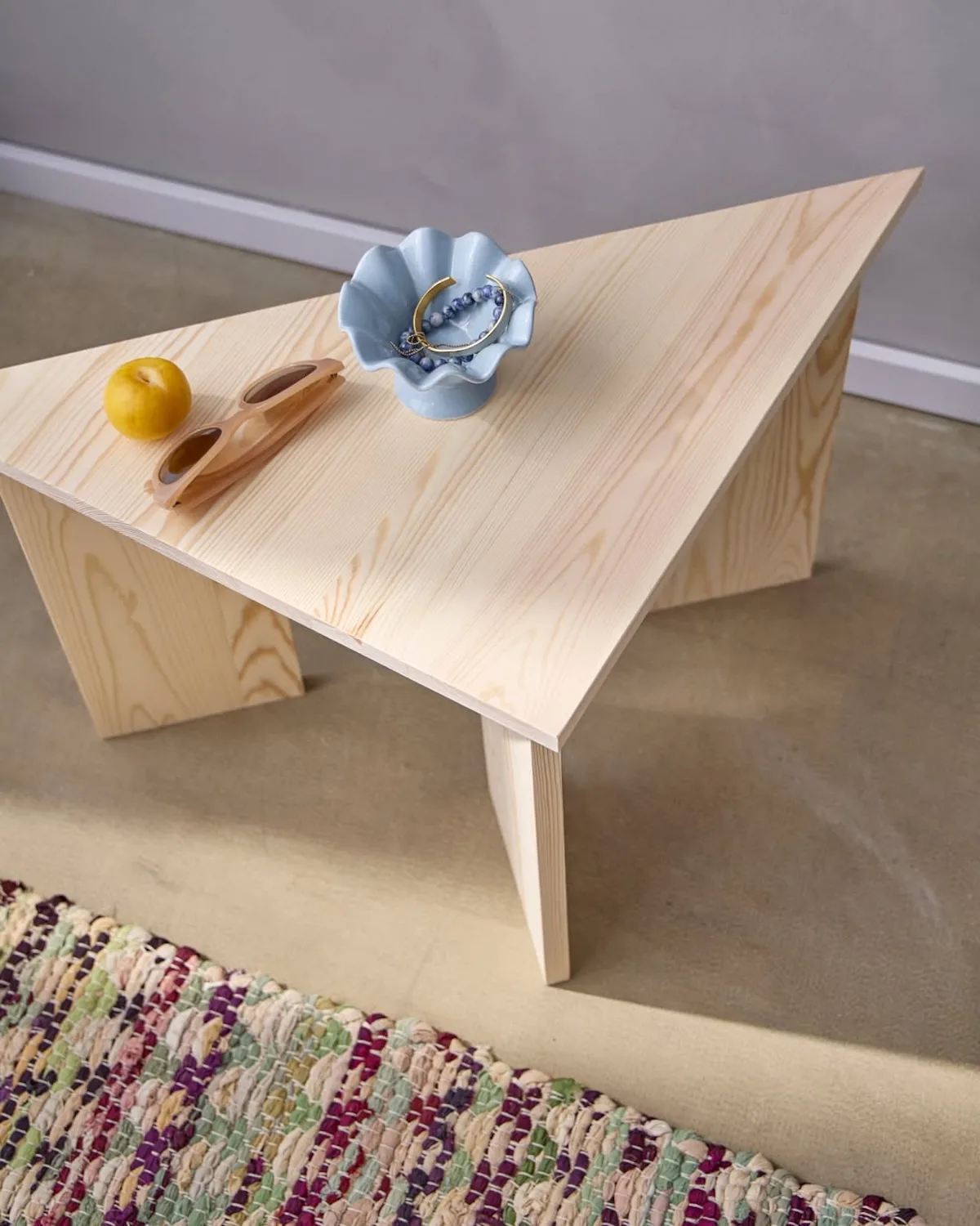 Мінімалістичний дерев'яний стіл з декором та аксесуарами, зробленими своїми руками, у стилі Søstrene Grene. Приклад скандинавського дизайну та товари, доступні в інтернет-магазині бренду.